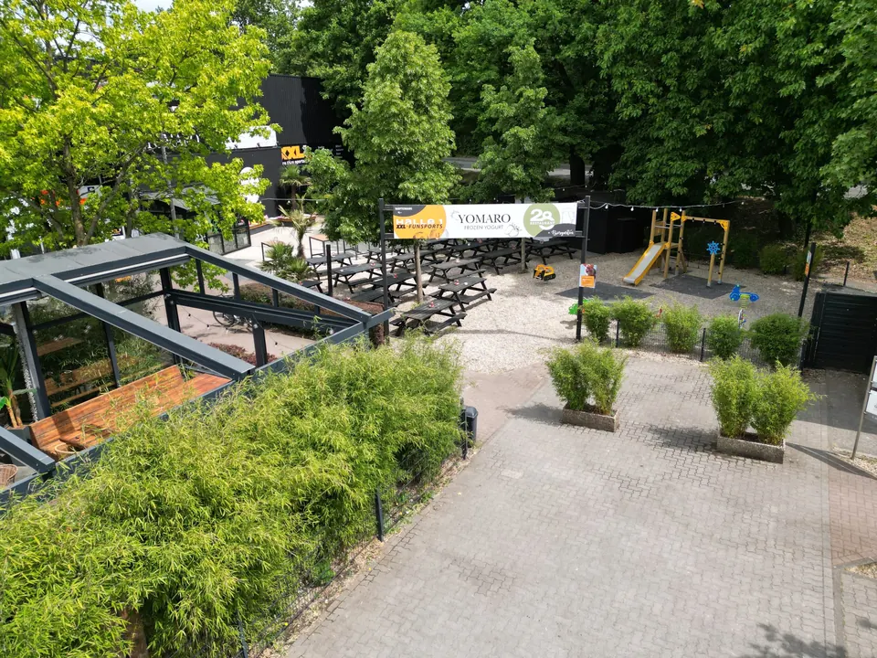 Pergola aus Stahl mit Gräsern in Kübeln am Rand des Köpi Biergartens, Blick von oben
