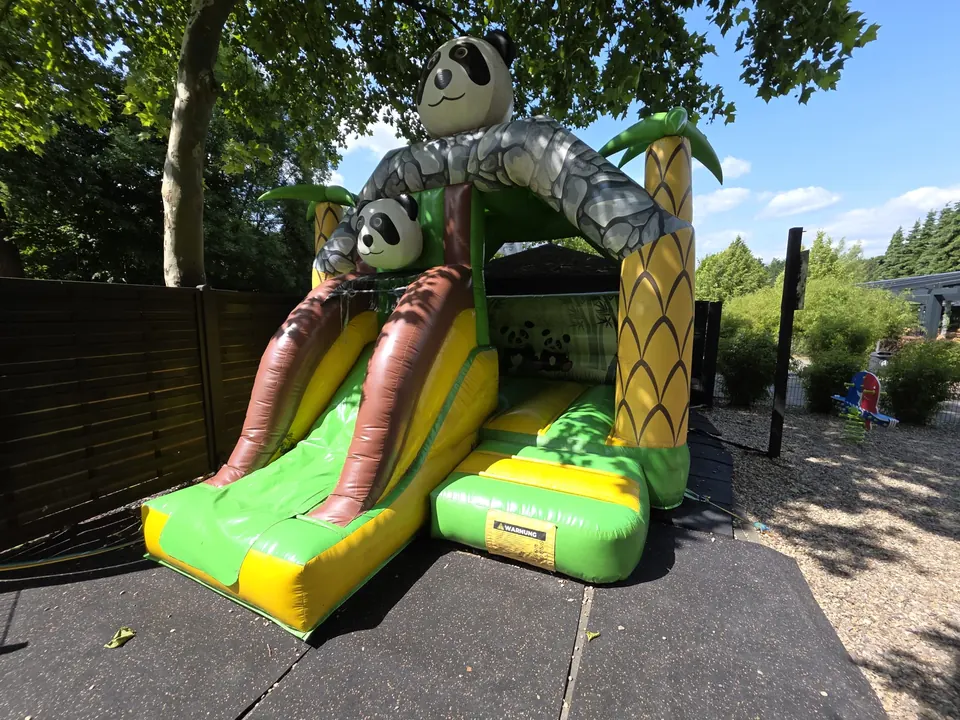 Hüpfburg mit zwei Rutschbahnen auf dem Spielplatz am Köpi Biergarten Duisburg